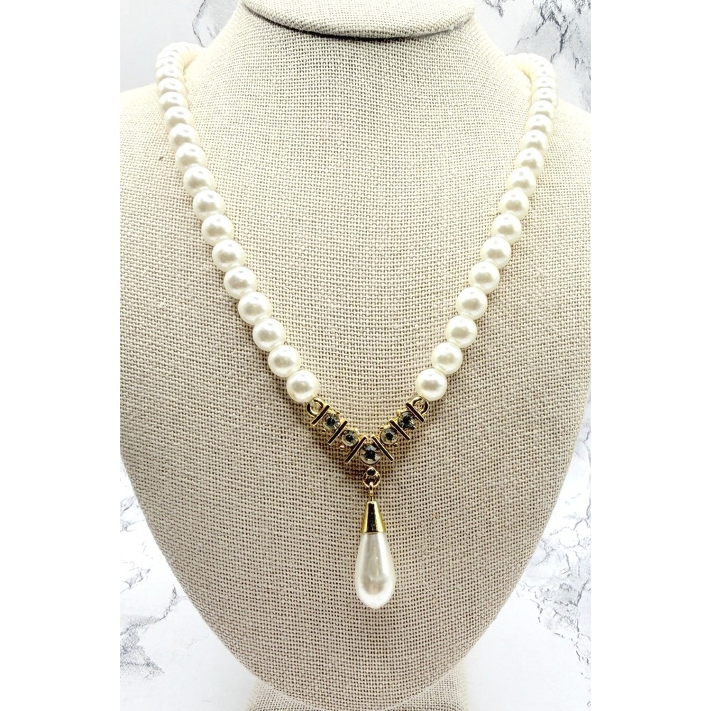 Pearl‎ White Bead Necklace Gold Tone Teardrop Pendant 16"